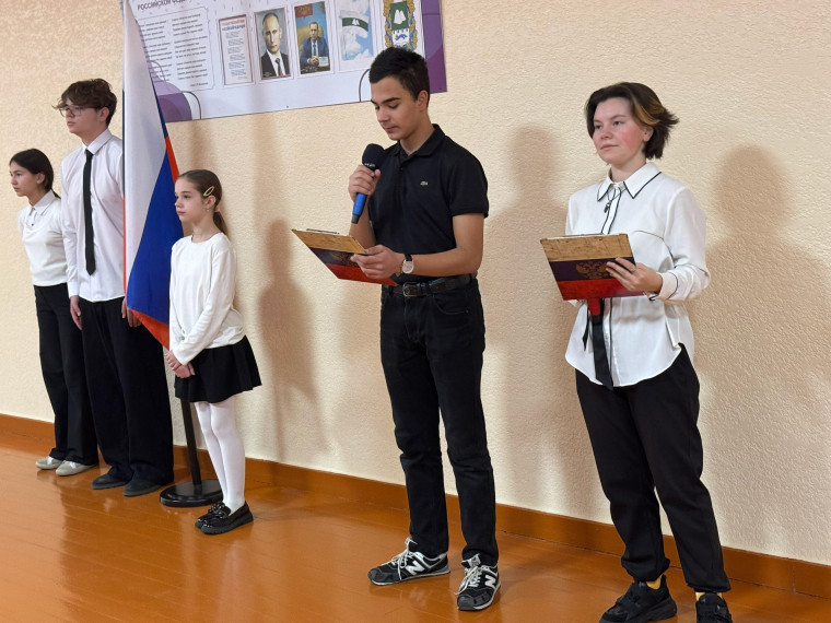 Торжественная линейка, посвященная Дню защитника Отечества.